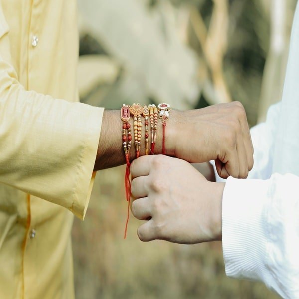 Raksha Bandhan 2025: Heartfelt Hindi Quotes for Siblings